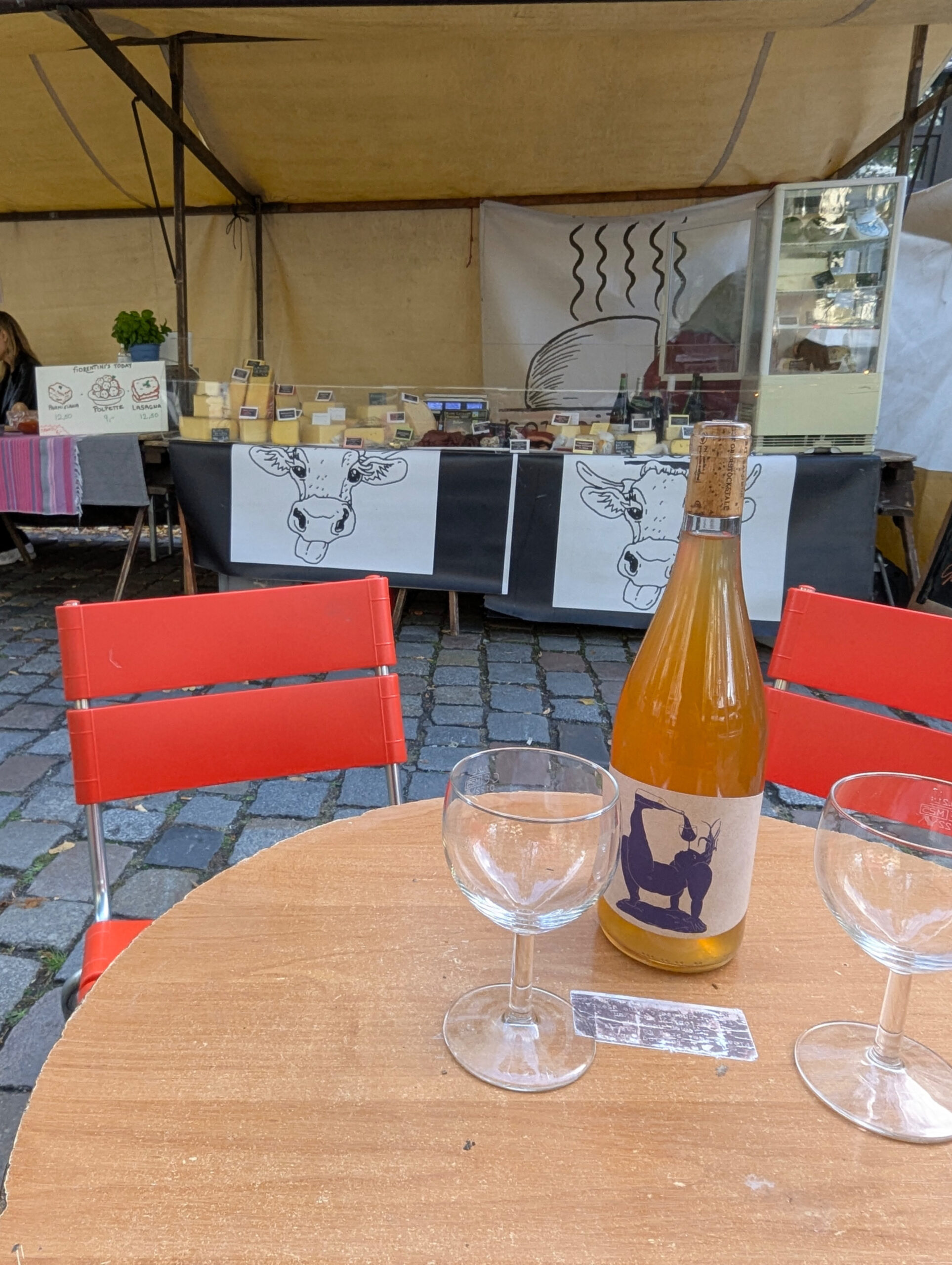 Sitzplatz vor dem Peppikäse-Stand in Rixdorf